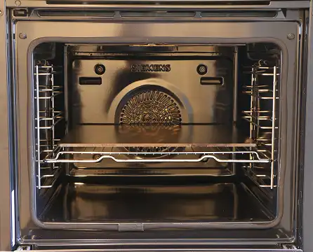 Bagestål placeret på ovnrist midt i ovnen