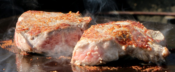 Kød steges på bagestål på grillen!